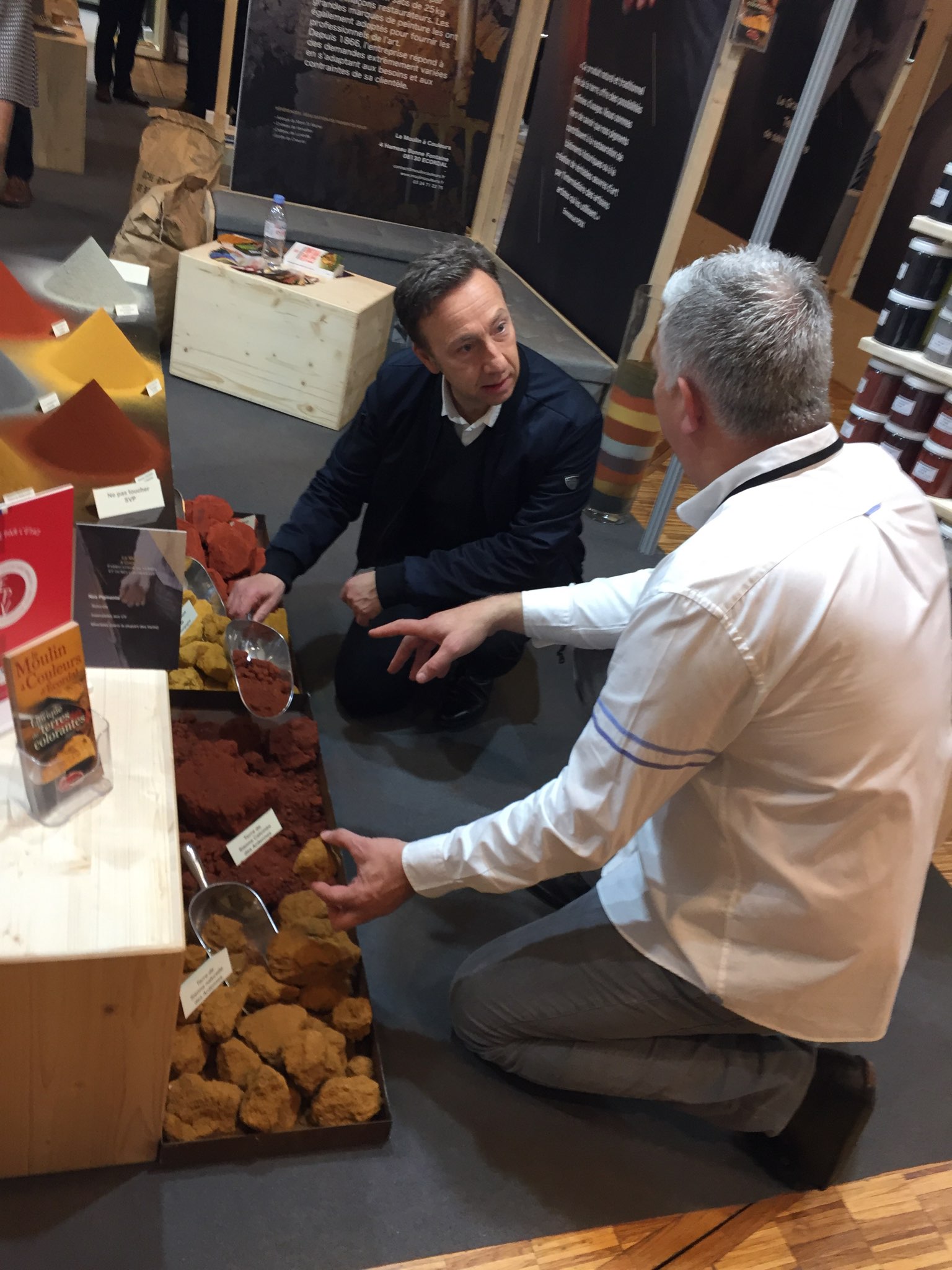 Stépahen bern sur le stand du Moulin à Couleurs au salon du patrimoine